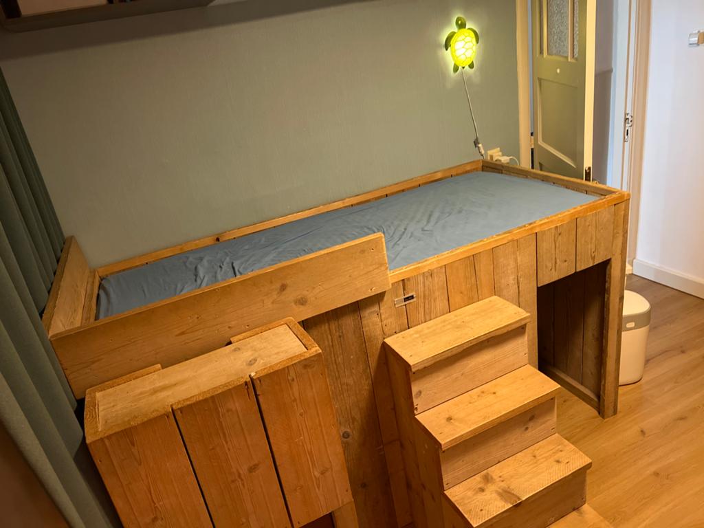 Robuuste halfhoogslaper van steigerhout met trap en kast, Ophalen, 85 tot 100 cm, Gebruikt, Hoogslaper of Stapelbed
