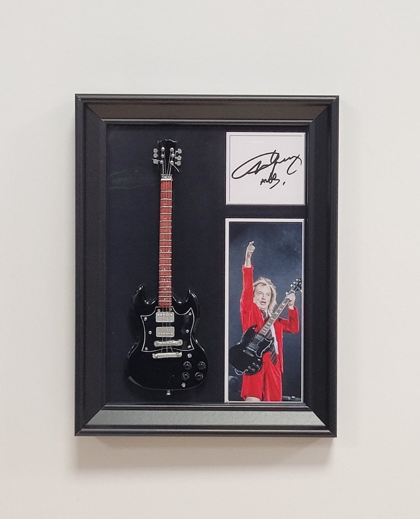 Angus Young ACDC miniatuur gitaar op lijst wanddeco deco, Info@deconoord.nl, Deco Noord, Nieuw, Ophalen of Verzenden