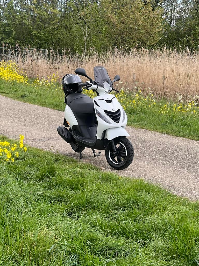 Piaggio Zip Scooter - Wit, Goede Staat, Fietsen en Brommers, Scooters | Piaggio, Ophalen, Maximaal 45 km/u, Zip, Zo goed als nieuw