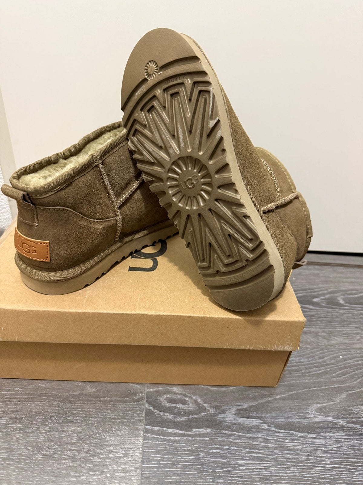 Legergroene Classic UGGs Maat 38, Ophalen of Verzenden, Gedragen, Groen, Lage of Enkellaarzen
