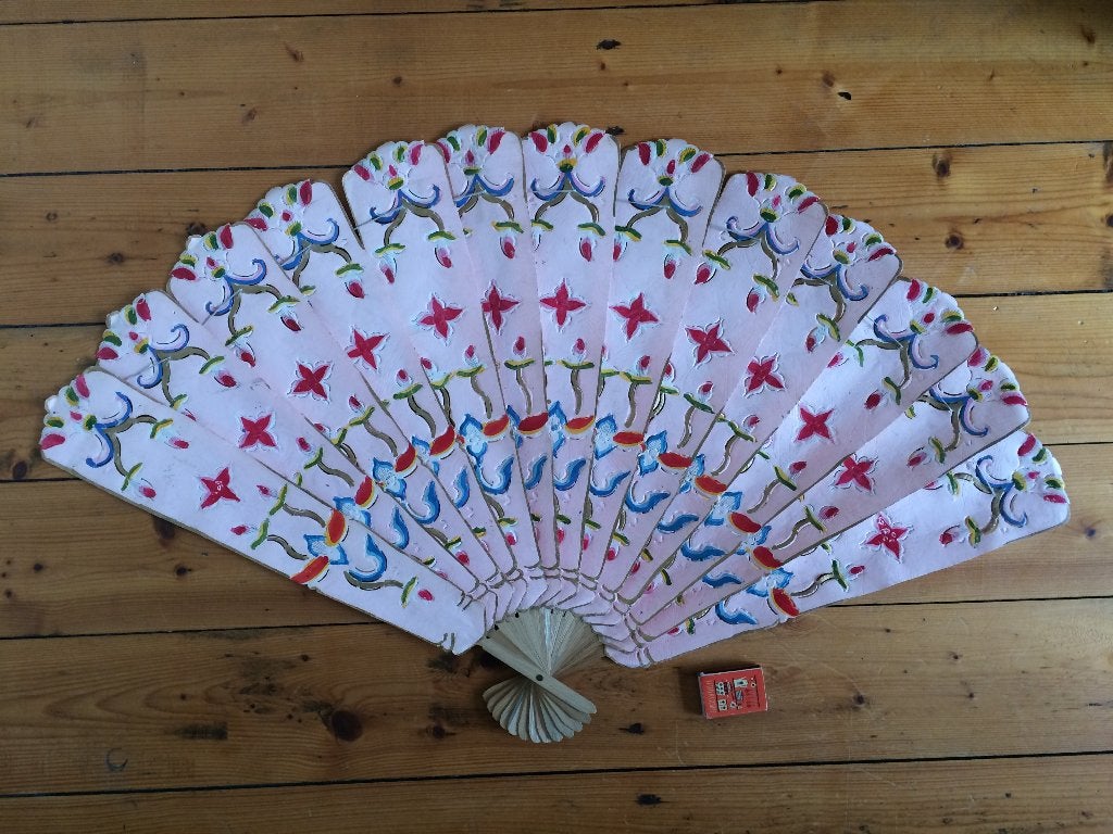 Antiek roze grote oriëntaalse beschilderde waaier dik papier, Overige typen, Ophalen of Verzenden, Papier/karton, Indonesië
