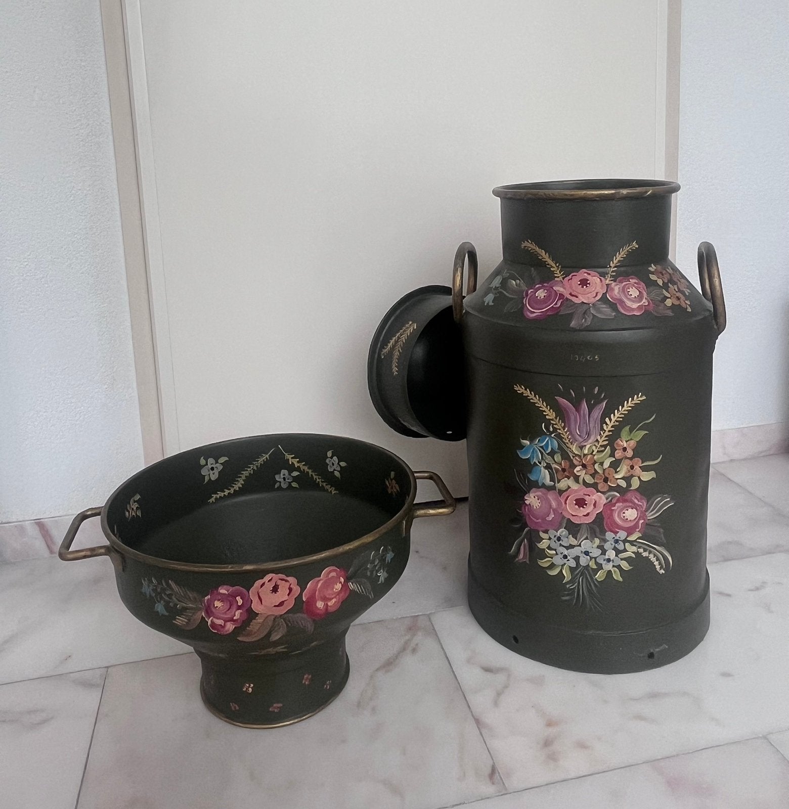 Beschilderde melkbus met teems (zeef), hindeloper motief, Ophalen