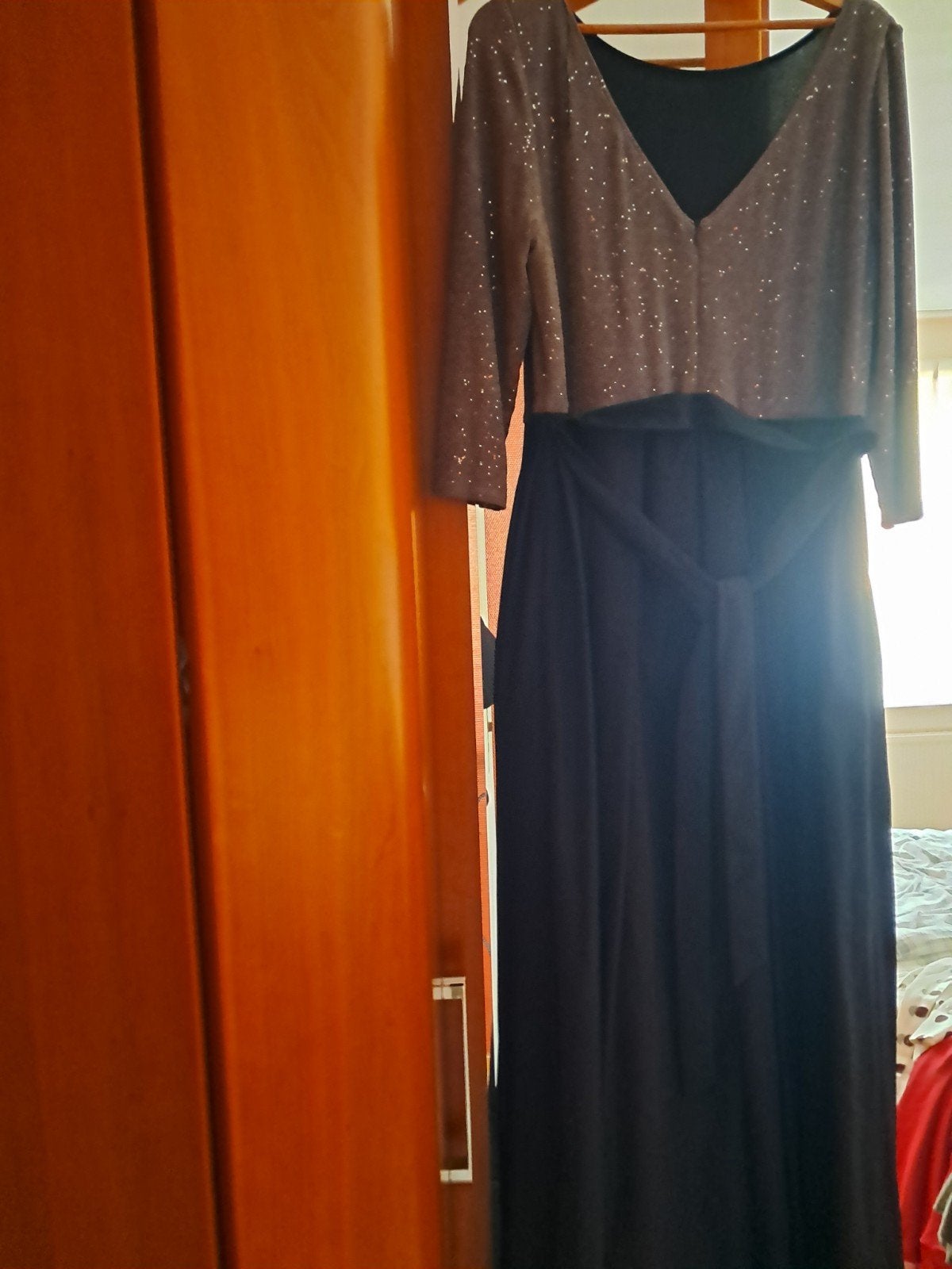 Elegante avondjurk met glitter top en strikceintuur, Kleding | Dames, Zwart, Maat 42/44 (L), Ophalen of Verzenden, Onder de knie