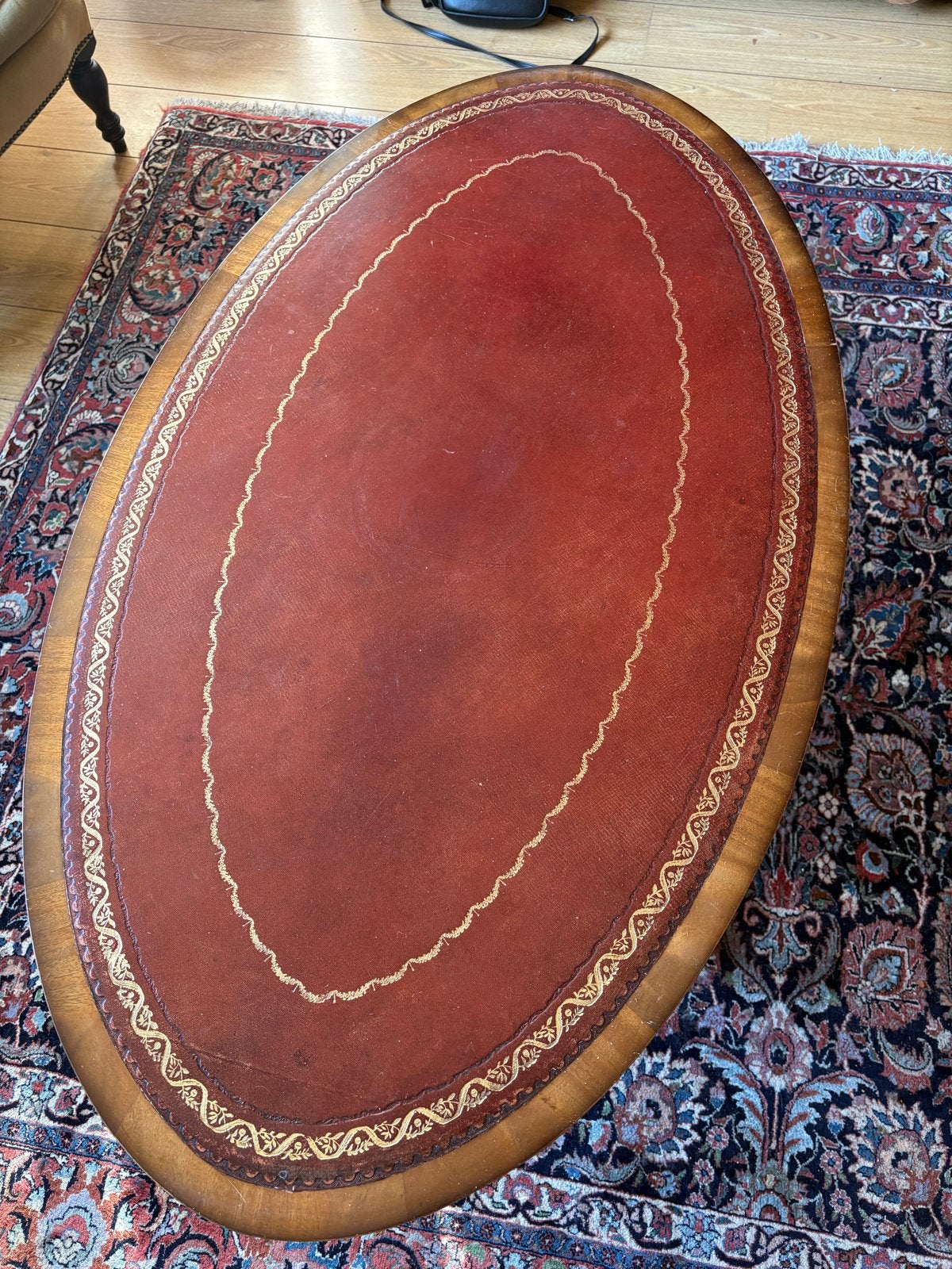 Antieke salontafel met lederen blad en messing wielen, Antiek en Kunst, Antiek | Meubels | Tafels, Ophalen