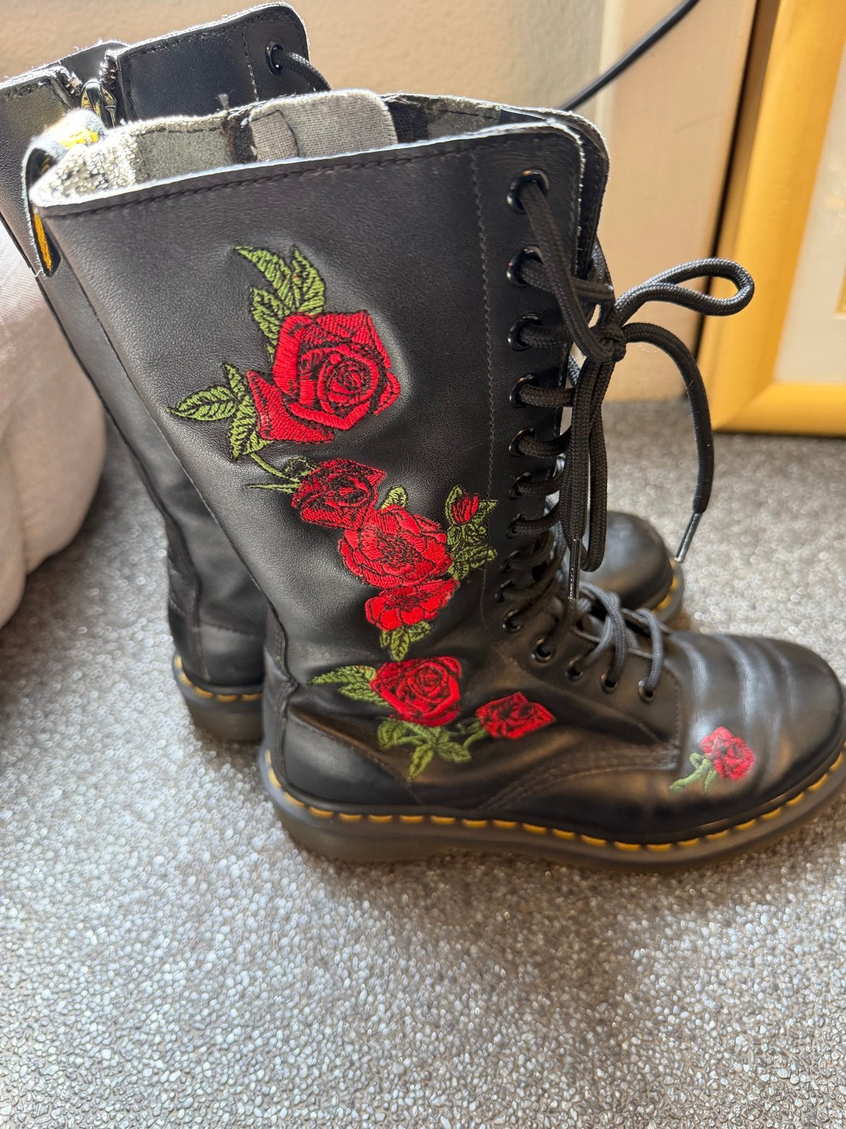 Dr. Martens laarzen maat 38 met rozen borduursel, Kleding | Dames, Ophalen of Verzenden, Gedragen, Zwart, Hoge laarzen