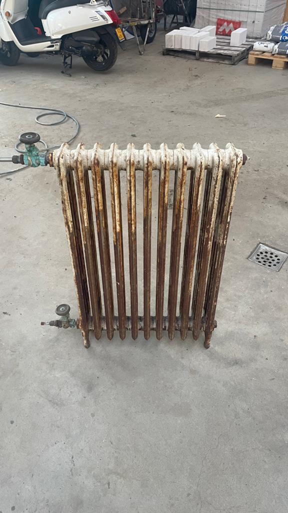 Antieke gietijzeren radiator, Ophalen