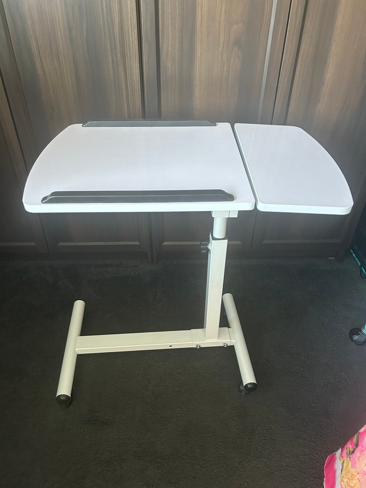Mooie verrijdbare laptoptafel - verstelbaar, Computers en Software, Laptoptafels, Ophalen, Zo goed als nieuw, In diepte verstelbaar
