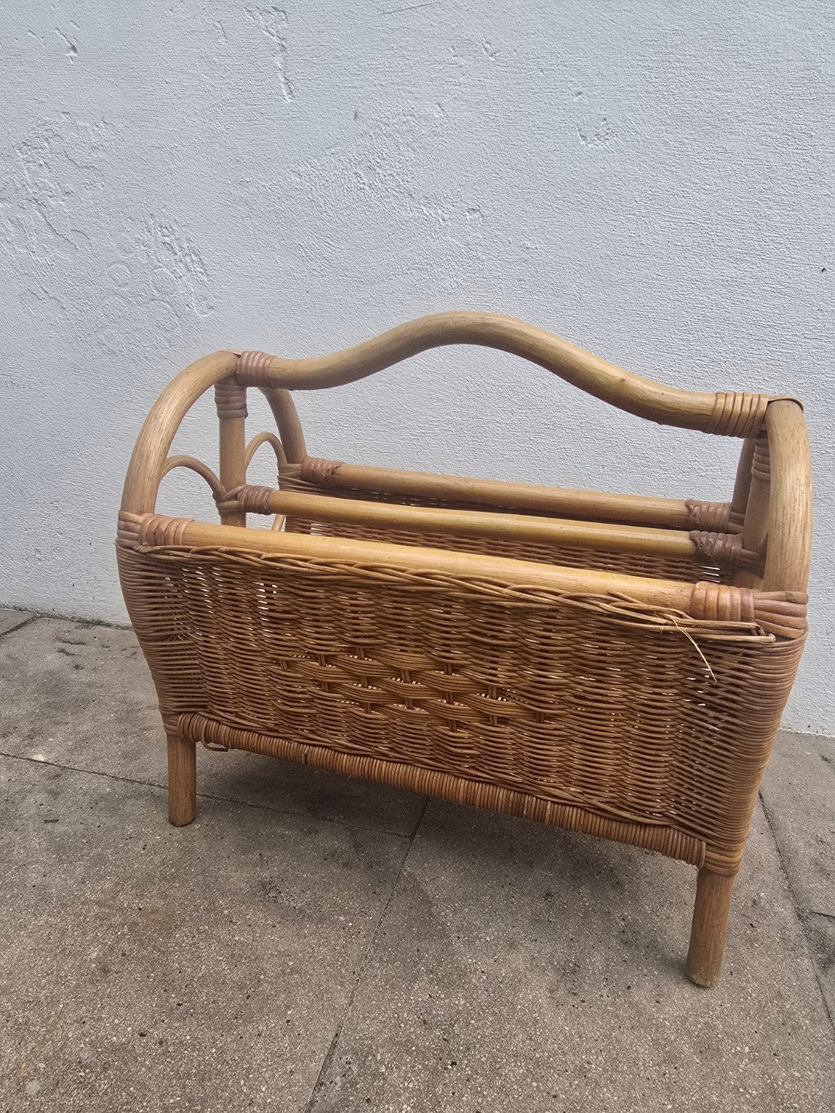 Vintage rotan krantenbak, Huis en Inrichting, Woonaccessoires | Krantenbakken en Lectuurbakken, Ophalen, Zo goed als nieuw