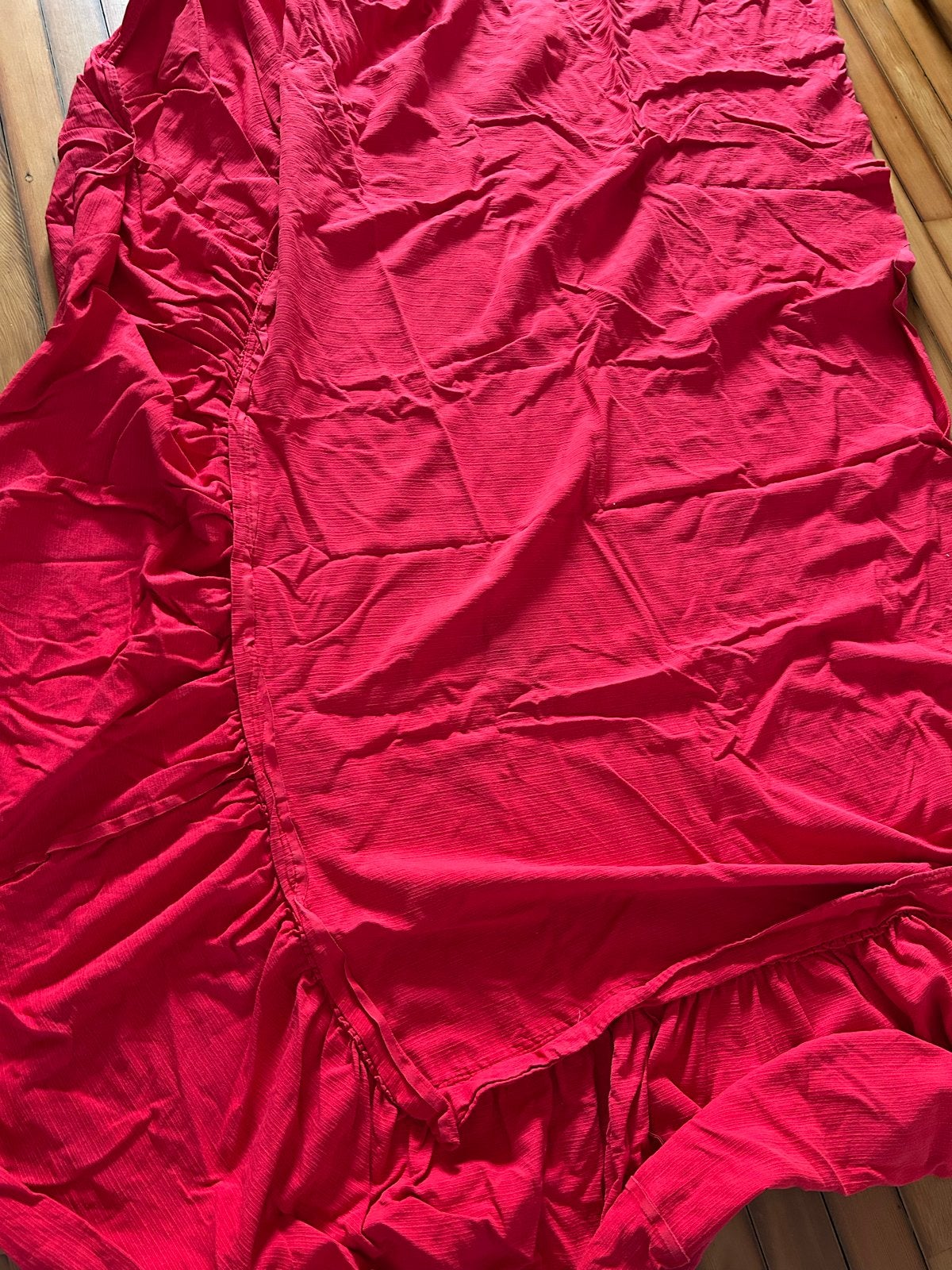 Eenpersoons sprei met volant - rood (verkleurd), Hobby en Vrije tijd, Ophalen of Verzenden, Gebruikt, Rood