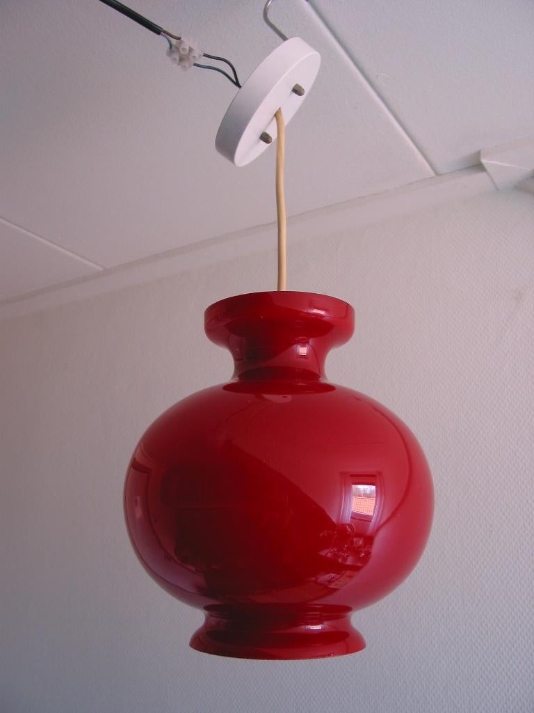 vintage raak amsterdam hanglamp, rood/wit glas, model 1056., Glas, Ophalen of Verzenden, Minder dan 50 cm, Gebruikt