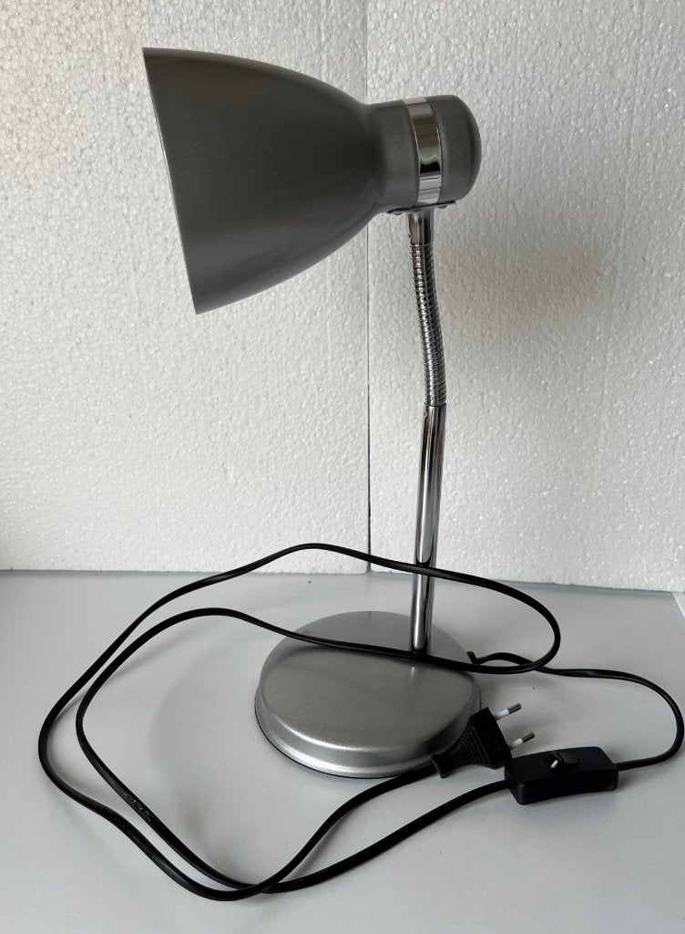 2 Bureau lampen 1 met rode en 1 met zilverkleurige kap, Bureaulamp, Ophalen of Verzenden, Zo goed als nieuw, Modern