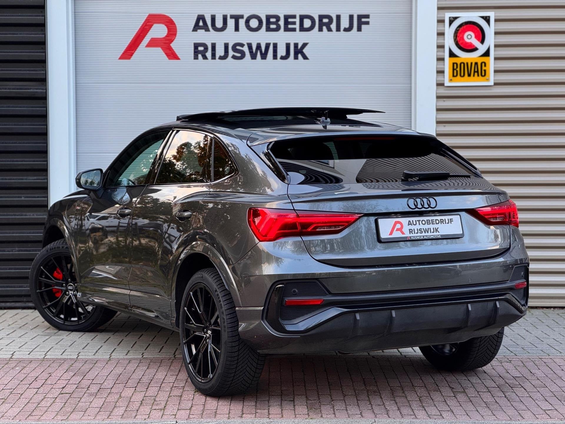 Audi Q3 Sportback 45 TFSI e S Edition Pano/Keyless/360/Matri, 12 maanden, Gebruikt, Alcantara, Hybride Elektrisch/Benzine