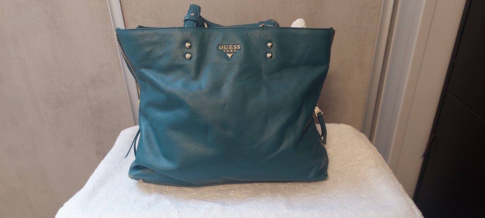Guess tassen, Sieraden, Tassen en Uiterlijk, Tassen | Damestassen, Ophalen of Verzenden, Zo goed als nieuw, Overige kleuren, Handtas