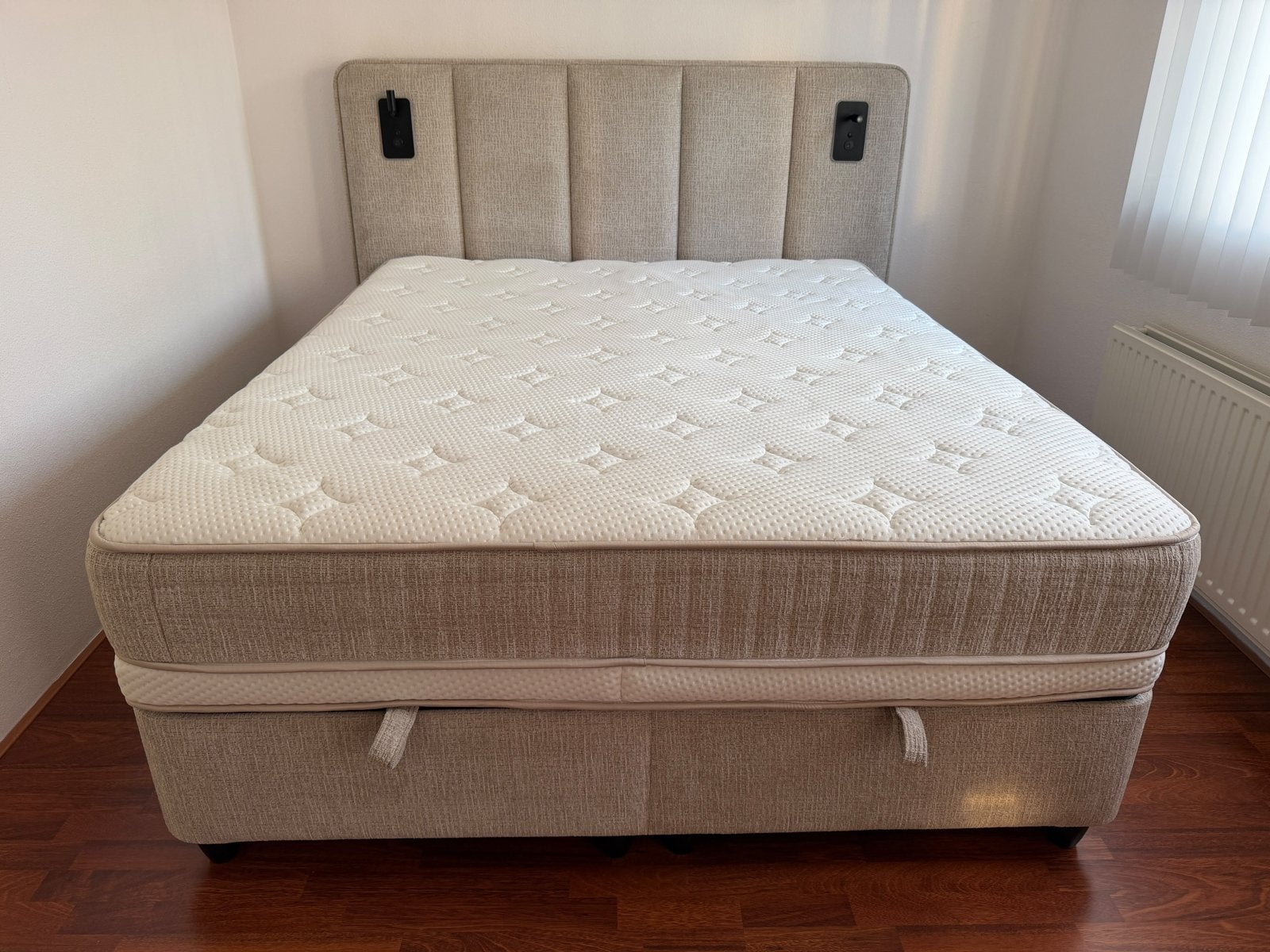 Tweepersoons boxspring met opbergruimte en leeslampjes, Ophalen, Beige, Tweepersoons, Zo goed als nieuw