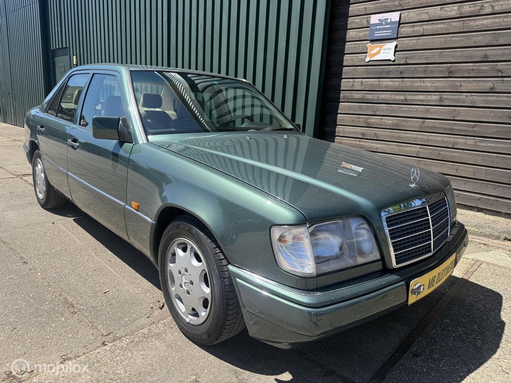 Mercedes-Benz E 220 W124 Collection (563/1000), Automaat, Achterwielaandrijving, Beige, 2199 cc