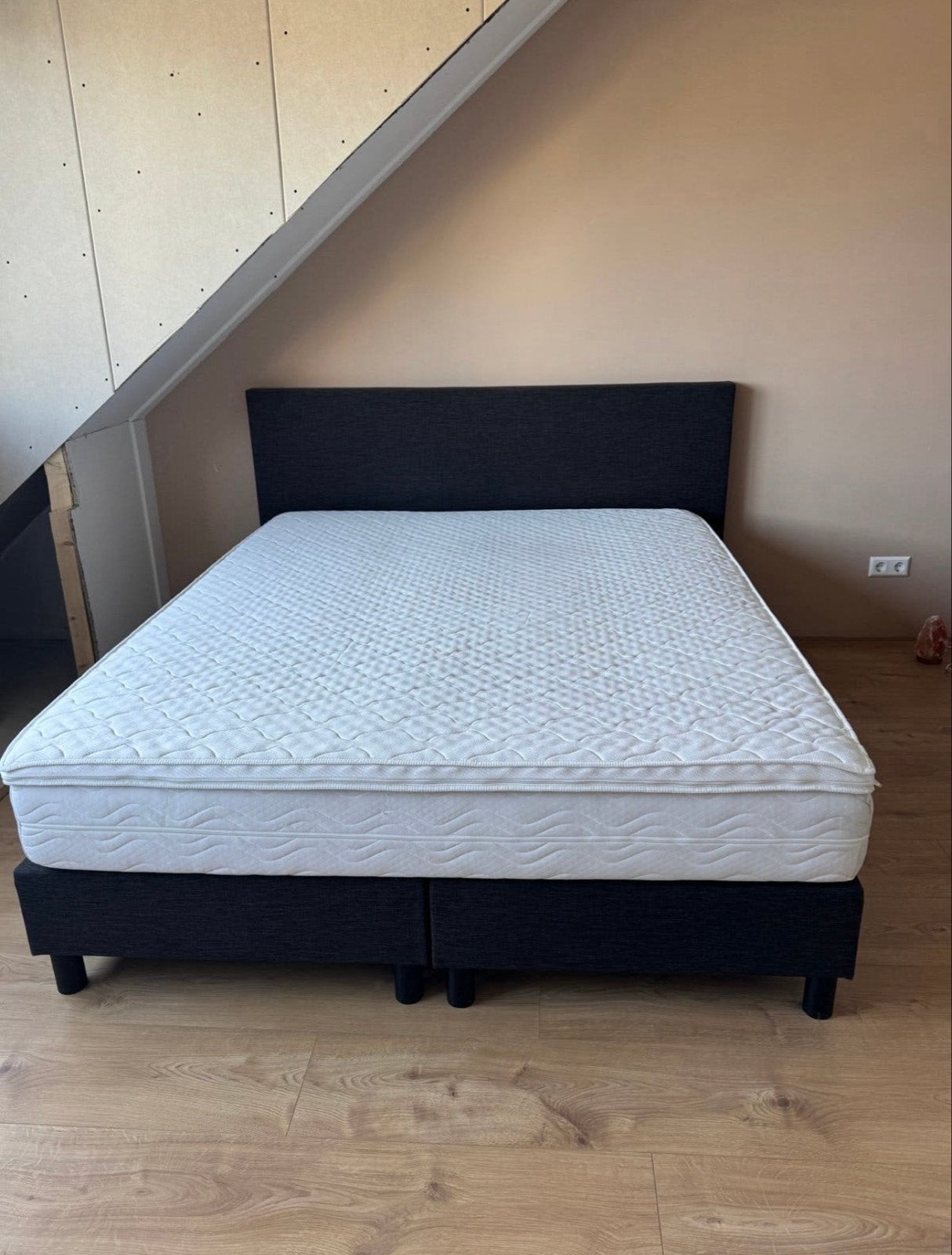 Tweepersoonsbed 1.60 x 2.00 m met matras in goede staat, Ophalen, Tweepersoons, Zo goed als nieuw, 200 cm