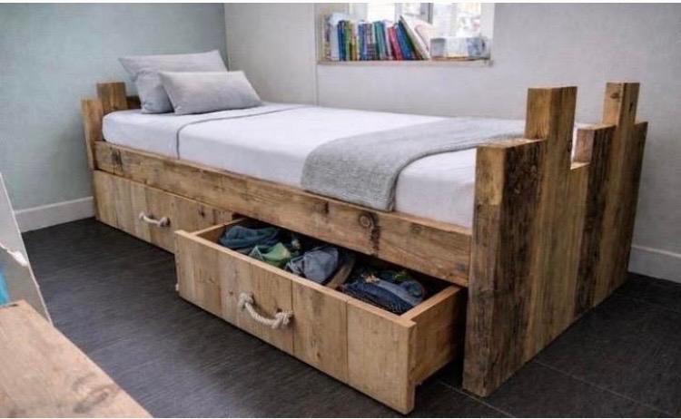 Stoer houten eenpersoonsbed met opbergladen, Ophalen, 90 cm, Eenpersoons, Bruin