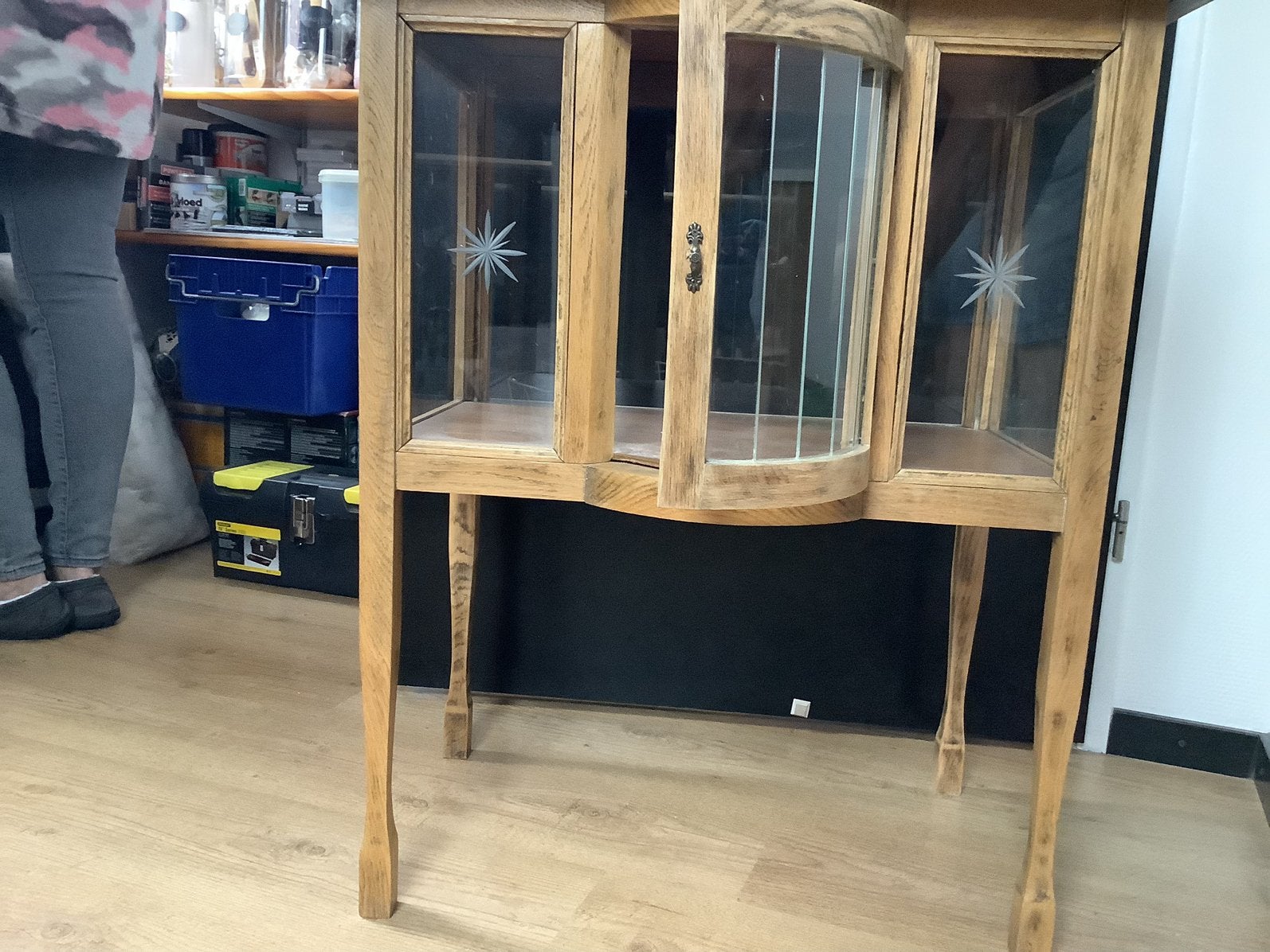 Vitrine thee kastje, Ophalen
