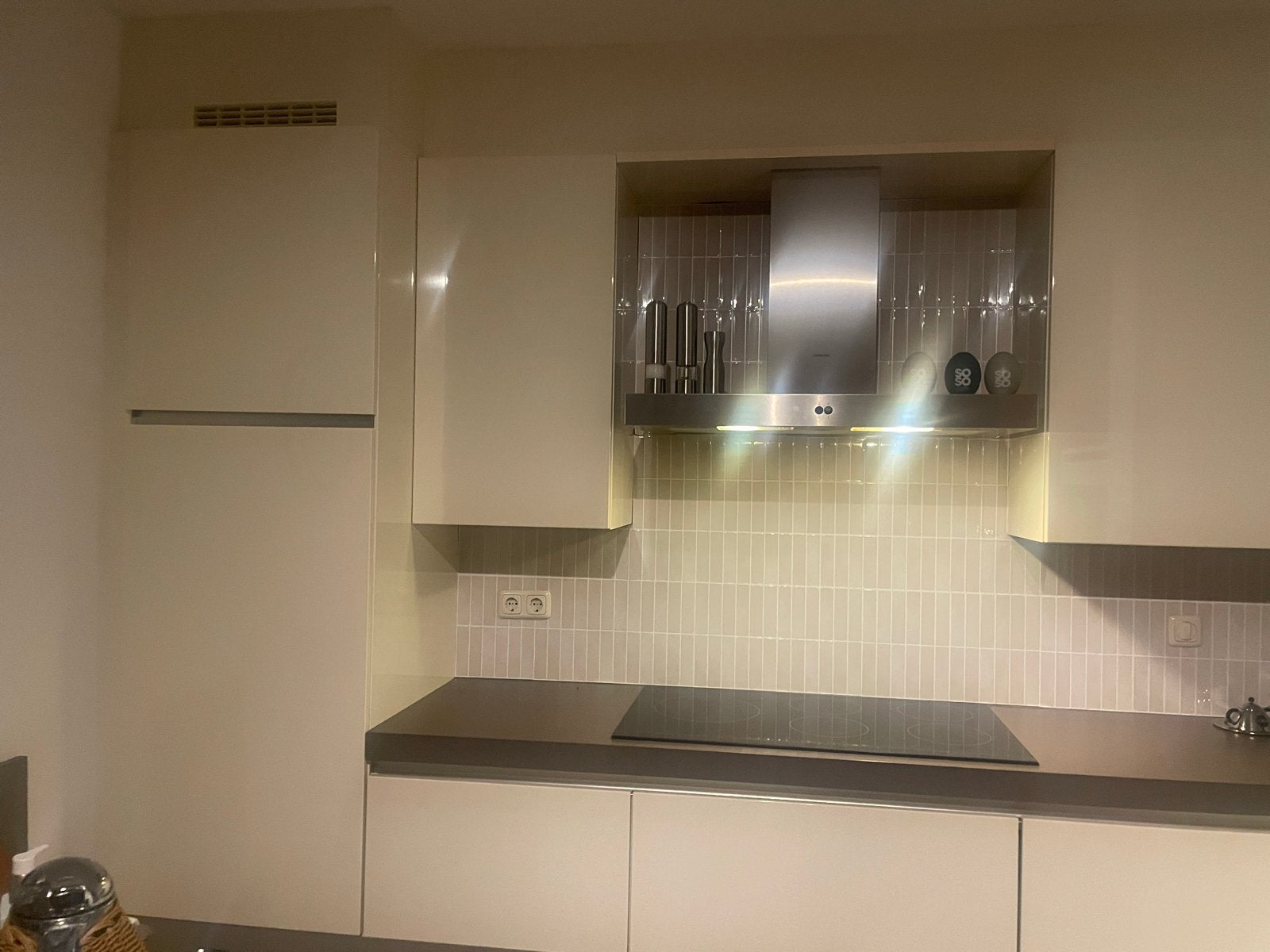 Moderne hoekkeuken met kookeiland en inbouwapparatuur