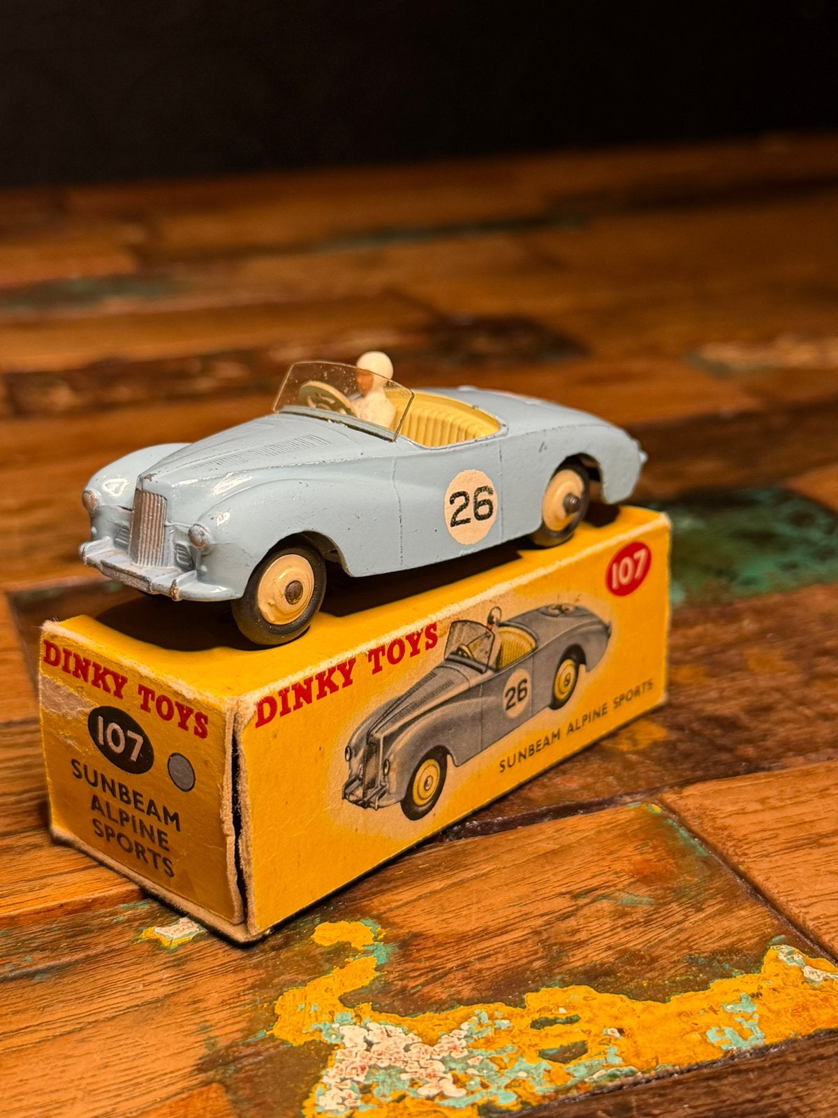 Dinky Toys 107 Sunbeam Alpine Sports #26 lichtblauw met doos, Ophalen of Verzenden, Zo goed als nieuw, Auto, Dinky Toys