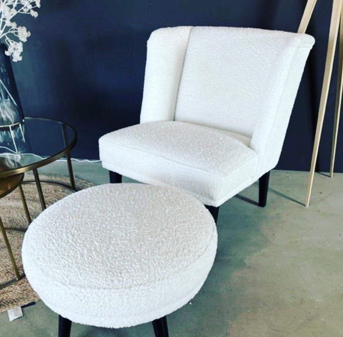 Gloednieuwe Witte Bouclé Fauteuil met Poef, Ophalen of Verzenden, Nieuw, Stof, 75 tot 100 cm