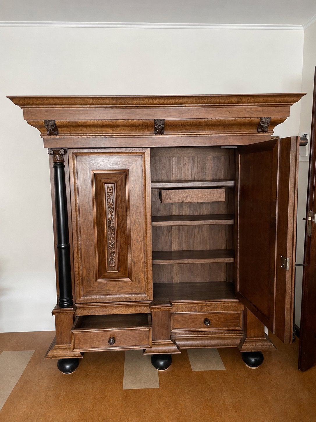 Originele Groenlose kast van eiken- en ebbenhout, Antiek en Kunst, Ophalen