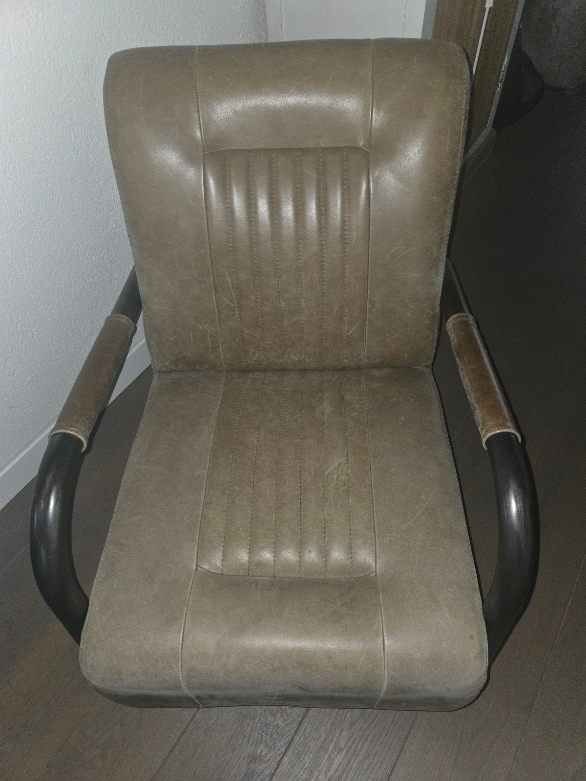 Comfortabele fauteuil in olijf groen leer met metalen frame, Huis en Inrichting, Stoelen, Ophalen, Gebruikt, Eén, Leer