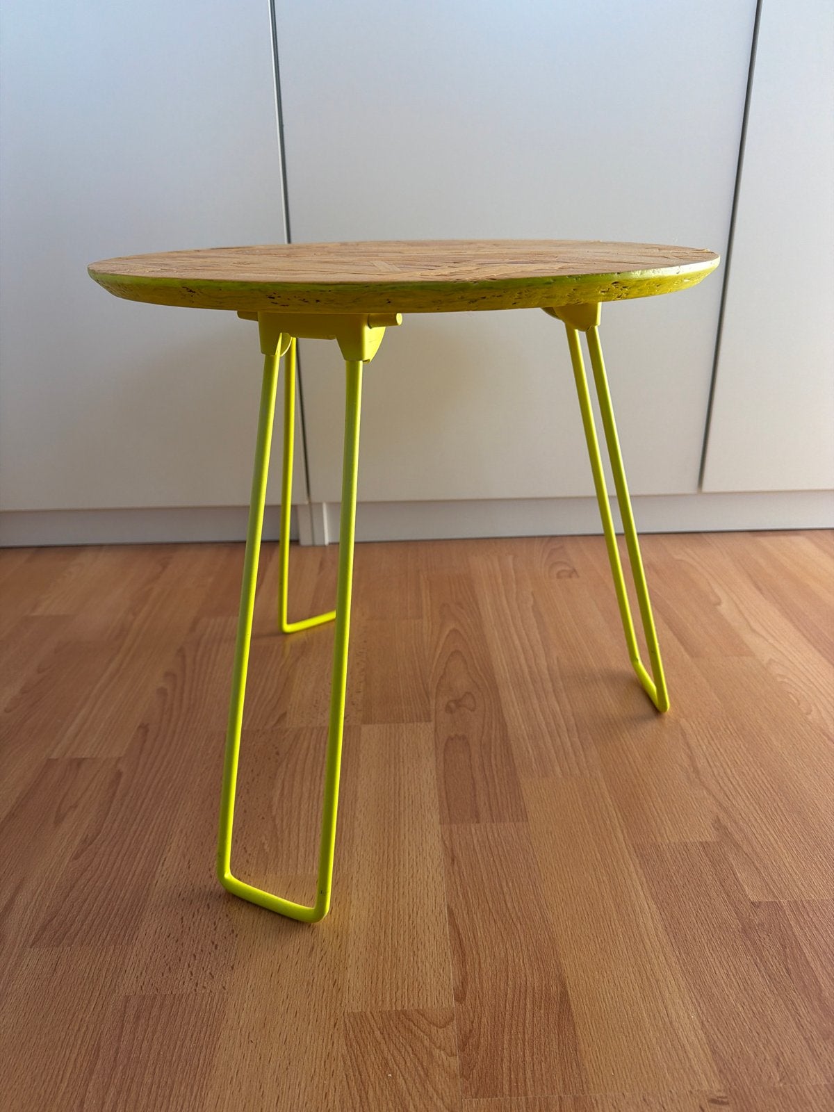 Ronde bijzettafel met OSB blad en gele hairpin poten, Huis en Inrichting, Minder dan 45 cm, Minder dan 55 cm, Rond, Ophalen of Verzenden