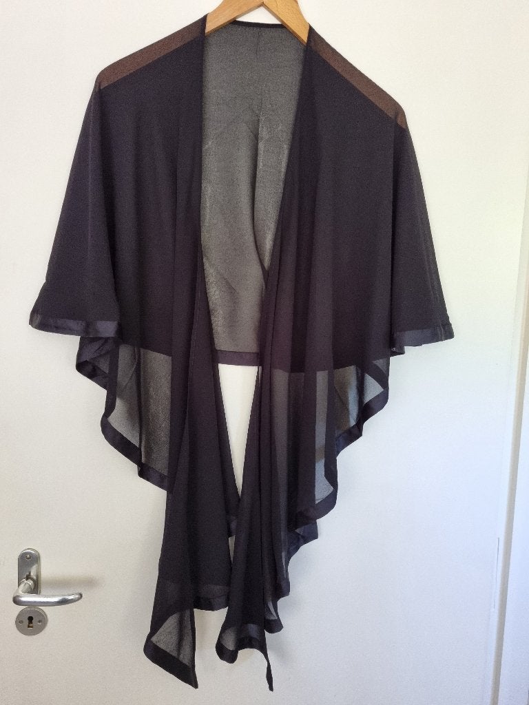 Zwarte omslagdoek, chiffon afgezet met satijnbandd, Ophalen of Verzenden, Nieuw, Maat 46/48 (XL) of groter, Zwart