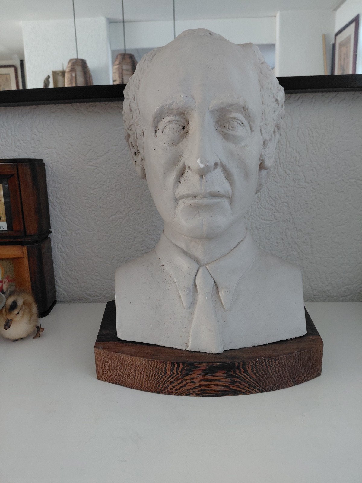 gipsen borstbeeld op houten sokkel, Antiek en Kunst, Ophalen of Verzenden