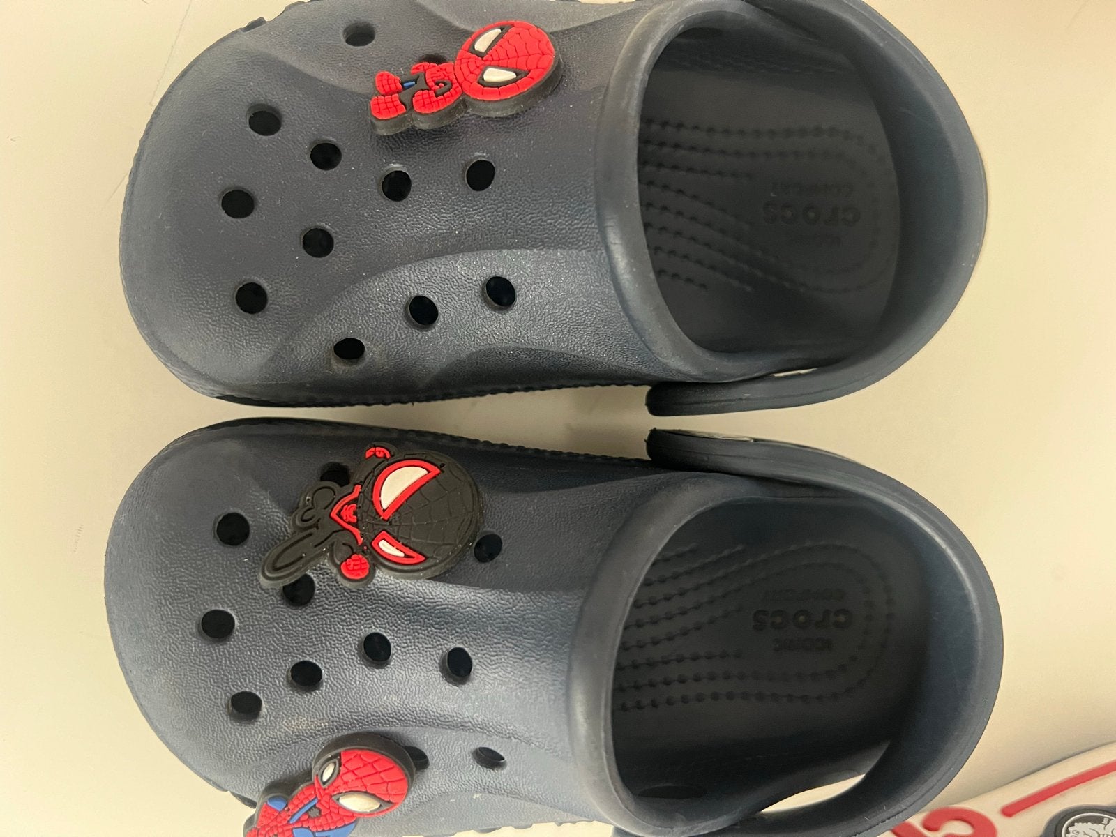 Jongens Crocs Maat C7 - Donkerblauw met Spiderman Jibbitz, Ophalen of Verzenden, Gebruikt