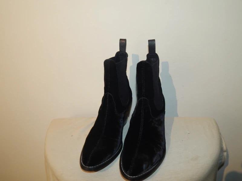 Lola Cruz velvet laarzen zwart elastische zijkant Als Nieuw, Kleding | Dames, Schoenen, Lola Cruz, Verzenden, Zwart, Lage of Enkellaarzen