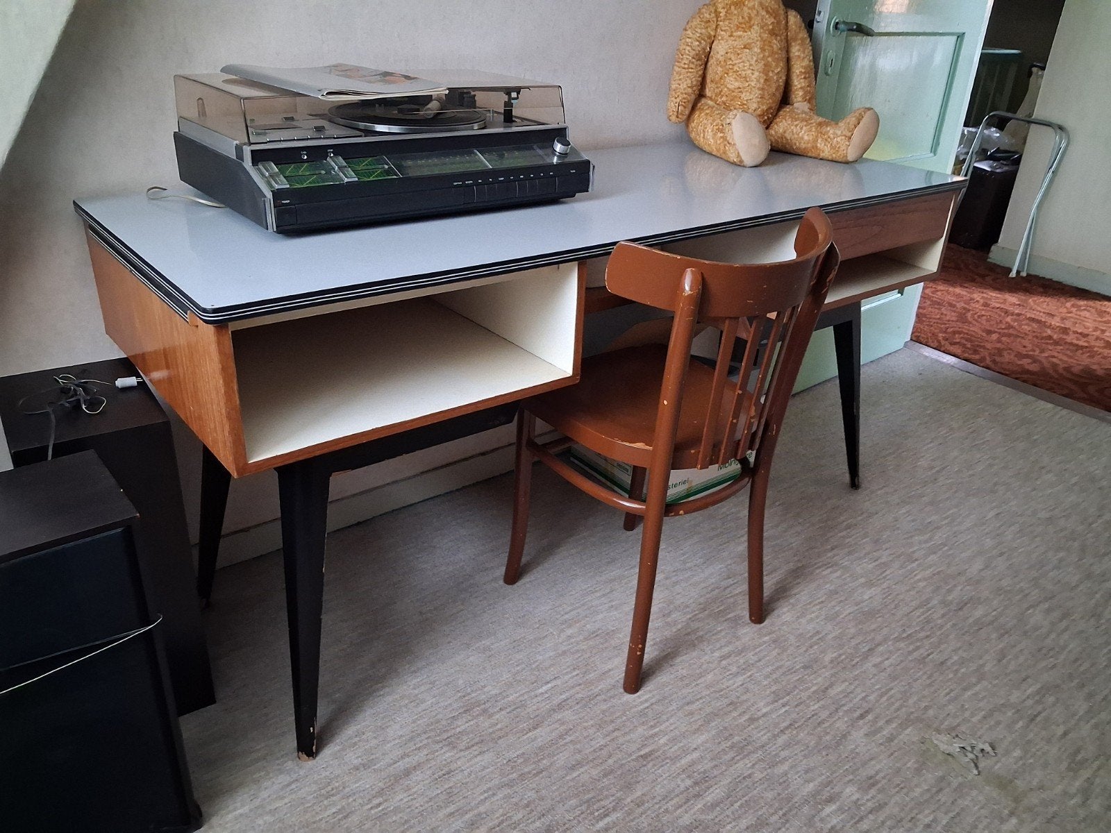 nostalgische / retro / vintage bureau met stoel, Huis en Inrichting, Bureaus, Gebruikt, Overige typen, Vintage, Hout, Grijs, Ophalen