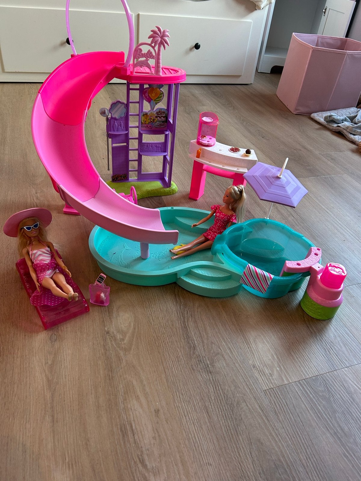 Barbie zwembad met glijbaan en accessoires, Ophalen, Zo goed als nieuw, Barbie
