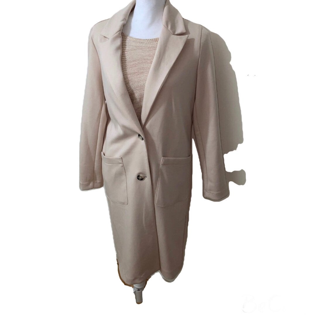 Amisu lange tussen jas trenchcoat poederroze / beige maat 36, Ophalen of Verzenden, Zo goed als nieuw, Maat 36 (S), Roze