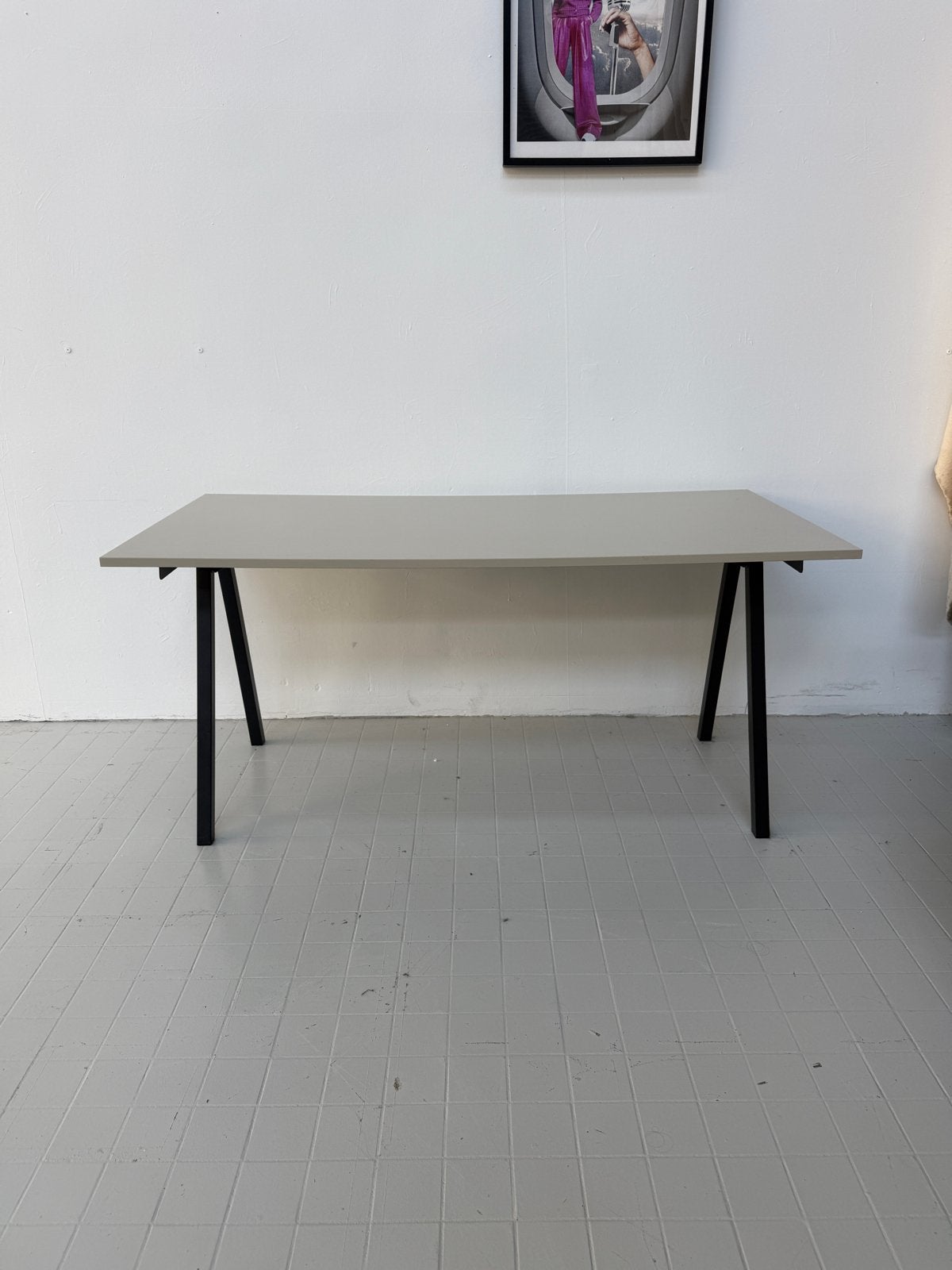 4 x IKEA TROTTEN Bureau - Beige met Antraciet Onderstel, Ophalen, 50 tot 100 cm, Zo goed als nieuw, Vier personen