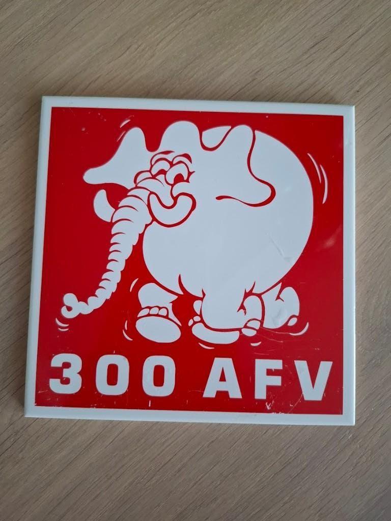 Tegeltje van 300 Afvoer Peloton, Ophalen of Verzenden, Landmacht, Nederland, Embleem of Badge