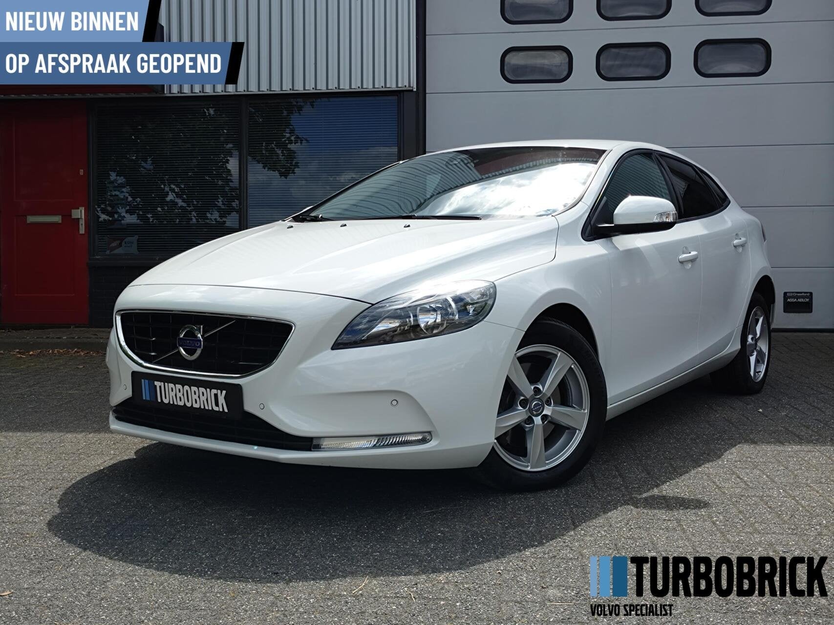 Volvo V40 2.0 T2 Kinetic |Clima|Navi|PDC|Stoelverw.|MY2016|L, Voorwielaandrijving, Stof, Gebruikt, Zwart