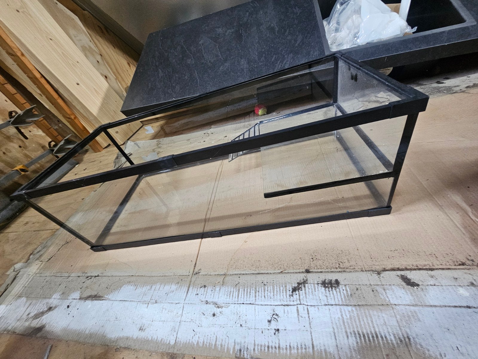 Terrarium kort gebruikt voor schildpadden, Ophalen, Zo goed als nieuw