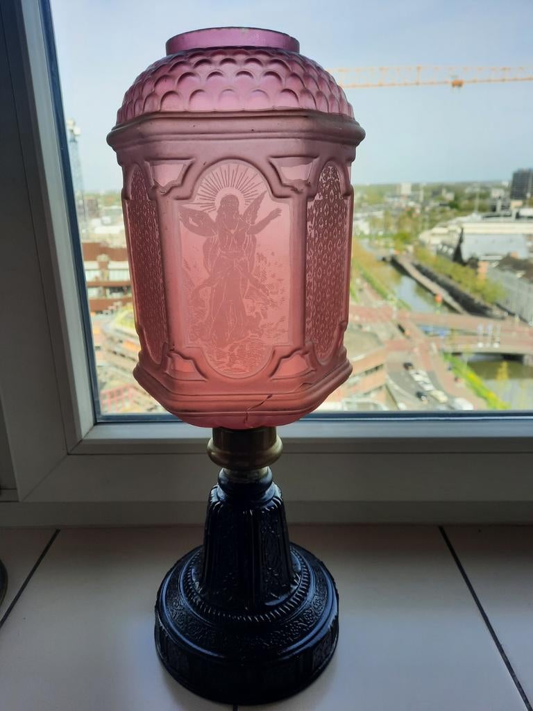 Antieke olielamp met roze glas en engelenmotief, Ophalen
