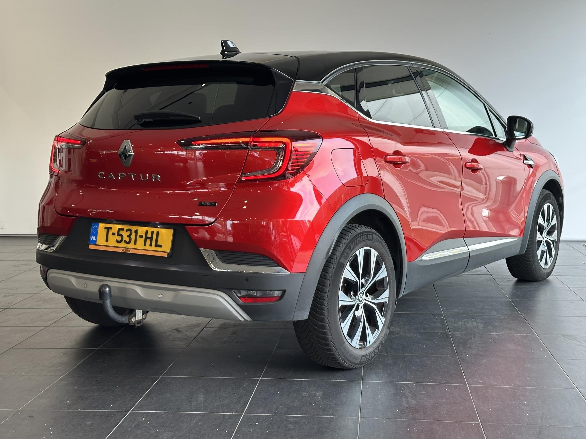 Renault Captur 1.6 E-Tech full hybrid 145 techno TREKHAAK |, Gebruikt, Leder en Stof, Origineel Nederlands, Bedrijf