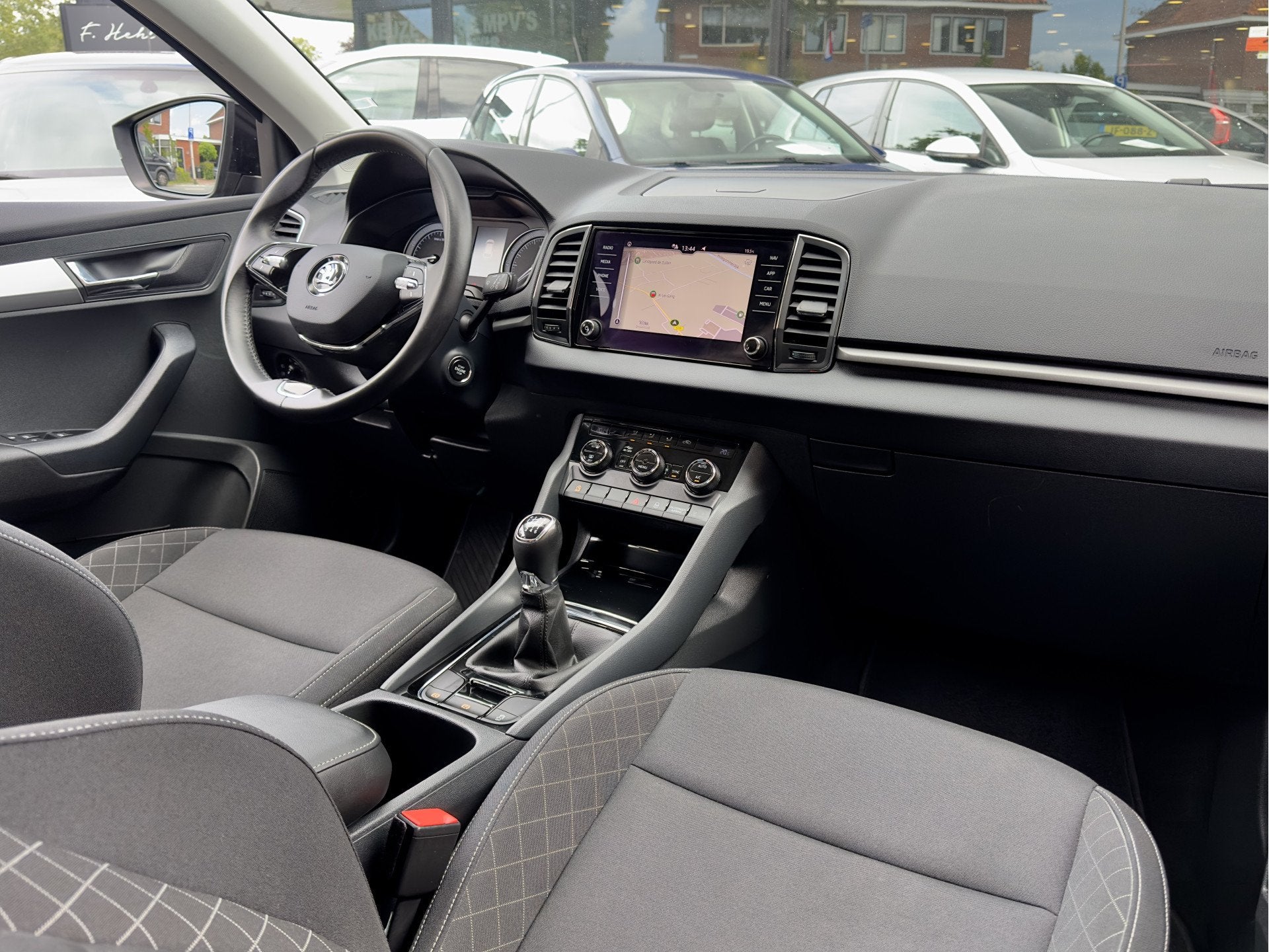 Skoda Karoq 1.0 TSI EDITION DESIGNO-INT NAVI AIRCO APPLE-CAR, Auto's, Voorwielaandrijving, Dealer onderhouden, Gebruikt, Euro 6