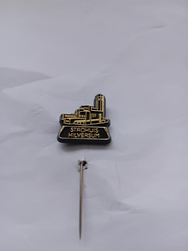 Pin - STADHUIS Hilversum, Verzamelen, Speldjes, Pins en Buttons, Ophalen of Verzenden, Zo goed als nieuw, Overige onderwerpen