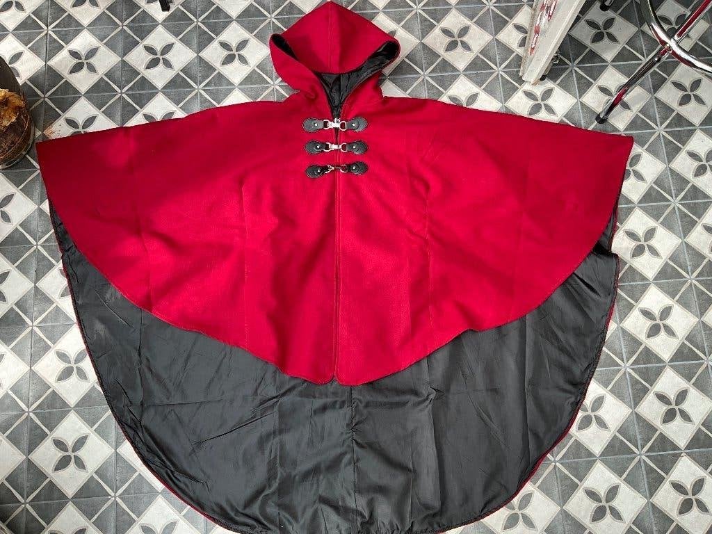Rode cape met muts van Gothicana ZIE FOTO, Rode cape met muts van Gothicana ZIE FOTO, Nieuw, Ophalen of Verzenden, REGINA