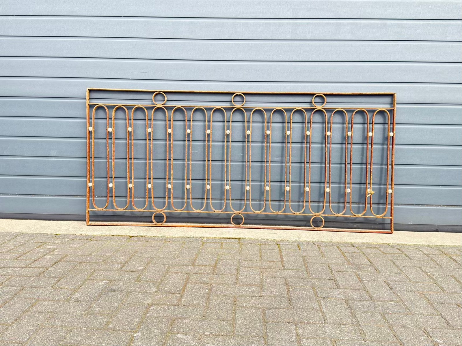Antiek laag smeedijzeren hekwerk met ovale spijlen en patina, Ophalen of Verzenden, Gebruikt, IJzer, Sierhekwerk
