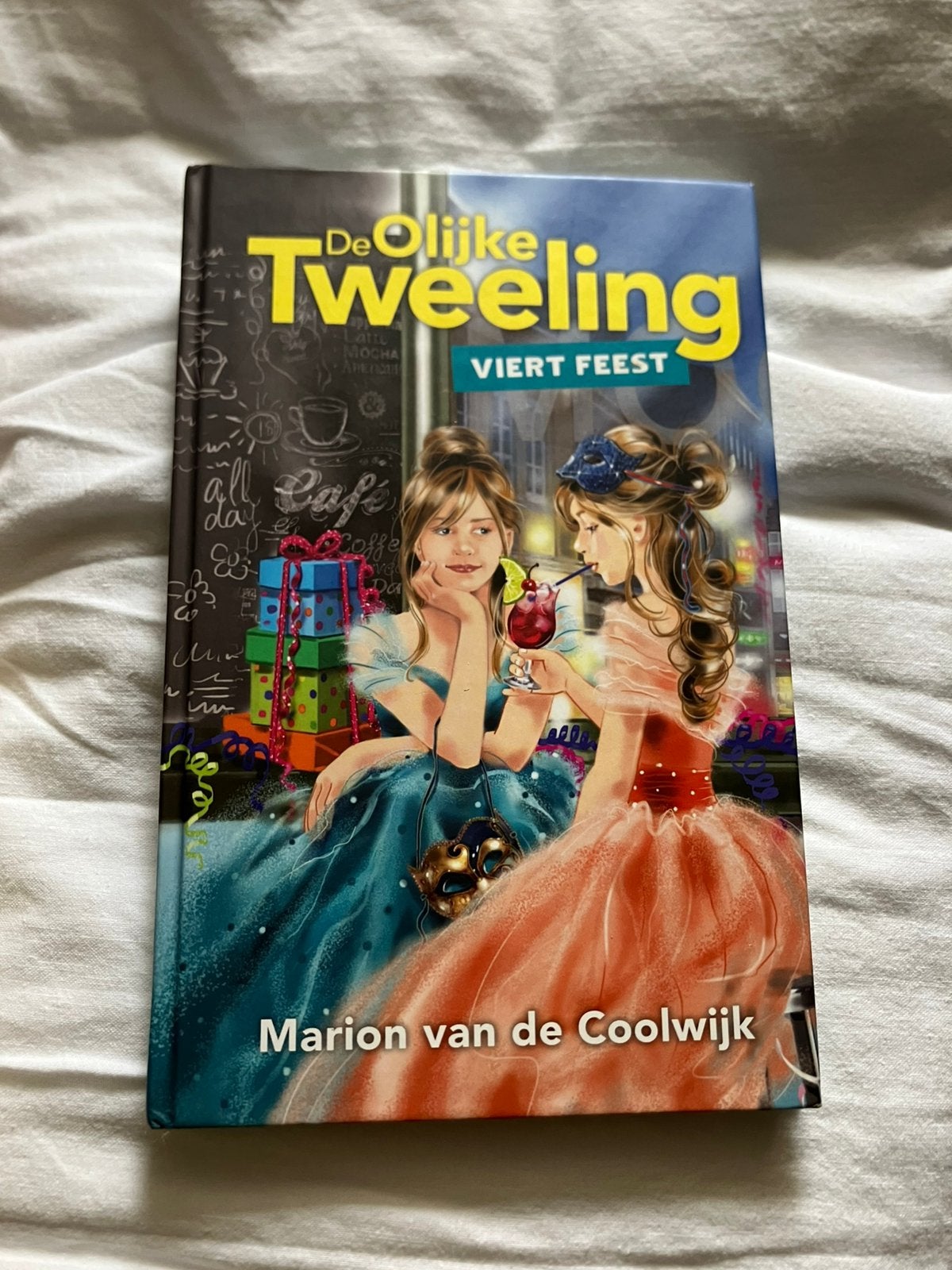 De olijke tweeling viert feest zgan, Boeken, Kinderboeken | Jeugd | 10 tot 12 jaar, Ophalen of Verzenden, Zo goed als nieuw