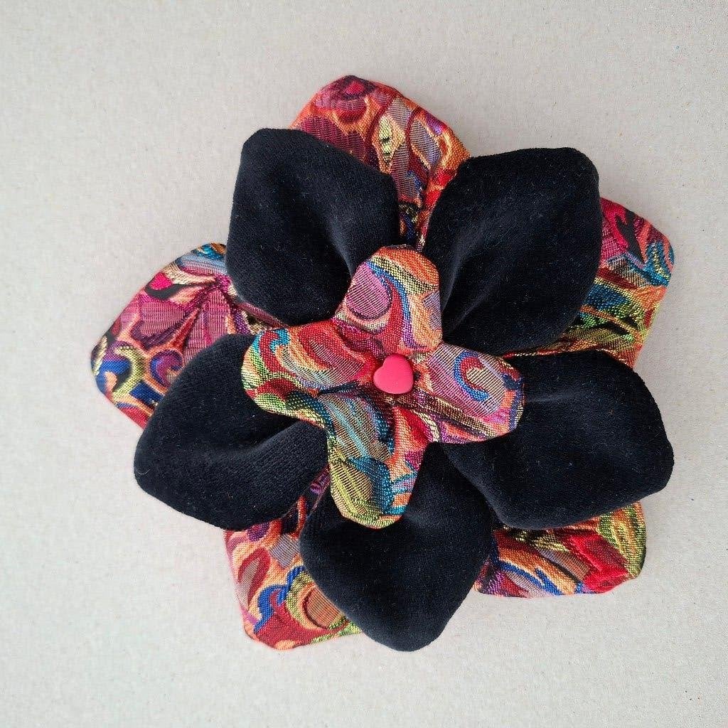 bloem speld broche carnaval vastelaovend, Ophalen of Verzenden, Zo goed als nieuw, Carnaval, Accessoires
