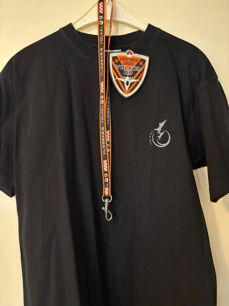 Zwart T-shirt Vliegbasis Volkel 2007 met assecoires uit 2009, Ophalen of Verzenden, Luchtmacht, Nederland, Kleding of Schoenen