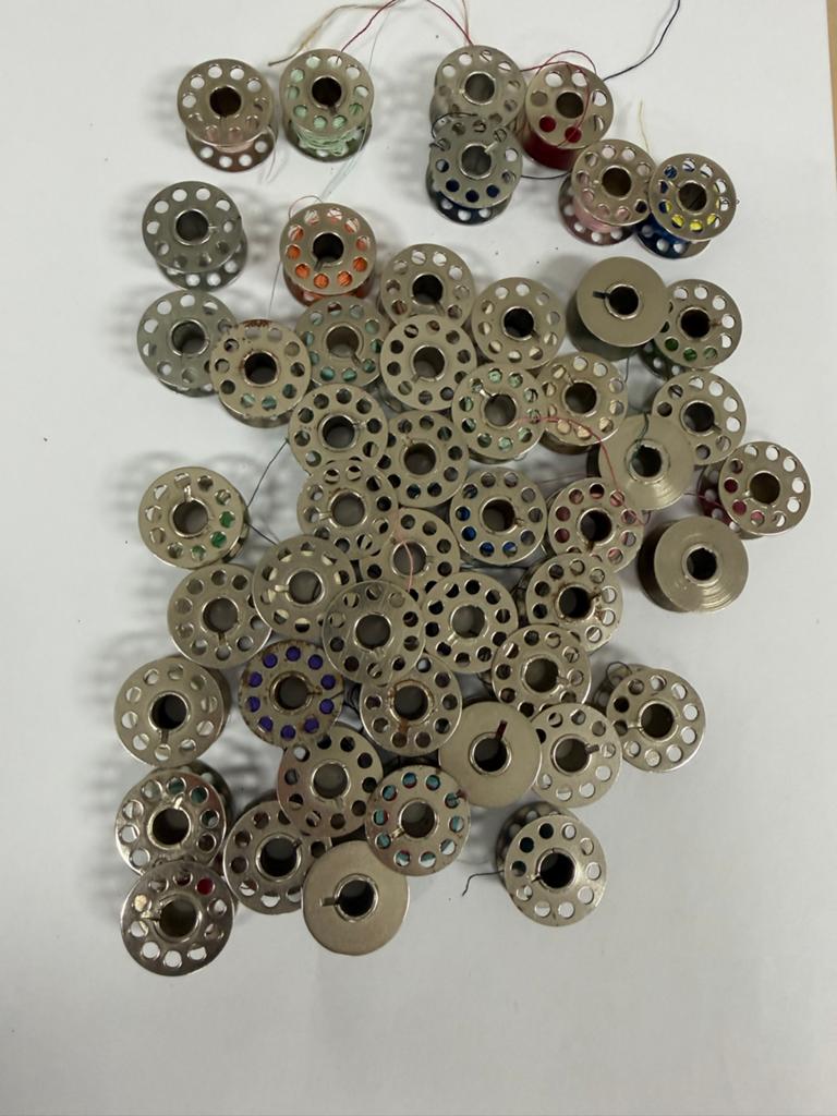 Grote partij metalen spoeltjes voor naaimachine, Ophalen of Verzenden, Gebruikt, Garen of Naald(en)