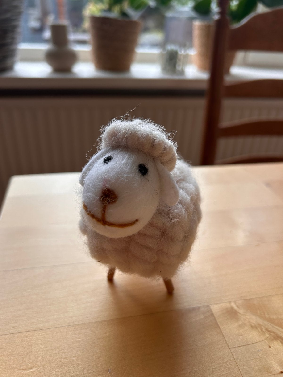 Schattig handgemaakt vilten schaapje - decoratie, Handgemaakt, Dieren, Beige, Ophalen of Verzenden